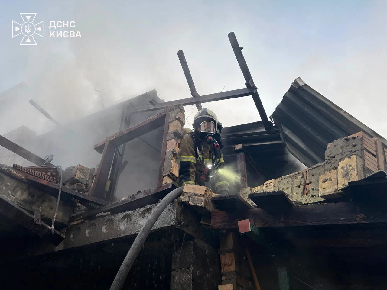 У Києві зафіксували влучання у житловий будинок: одна людина постраждала