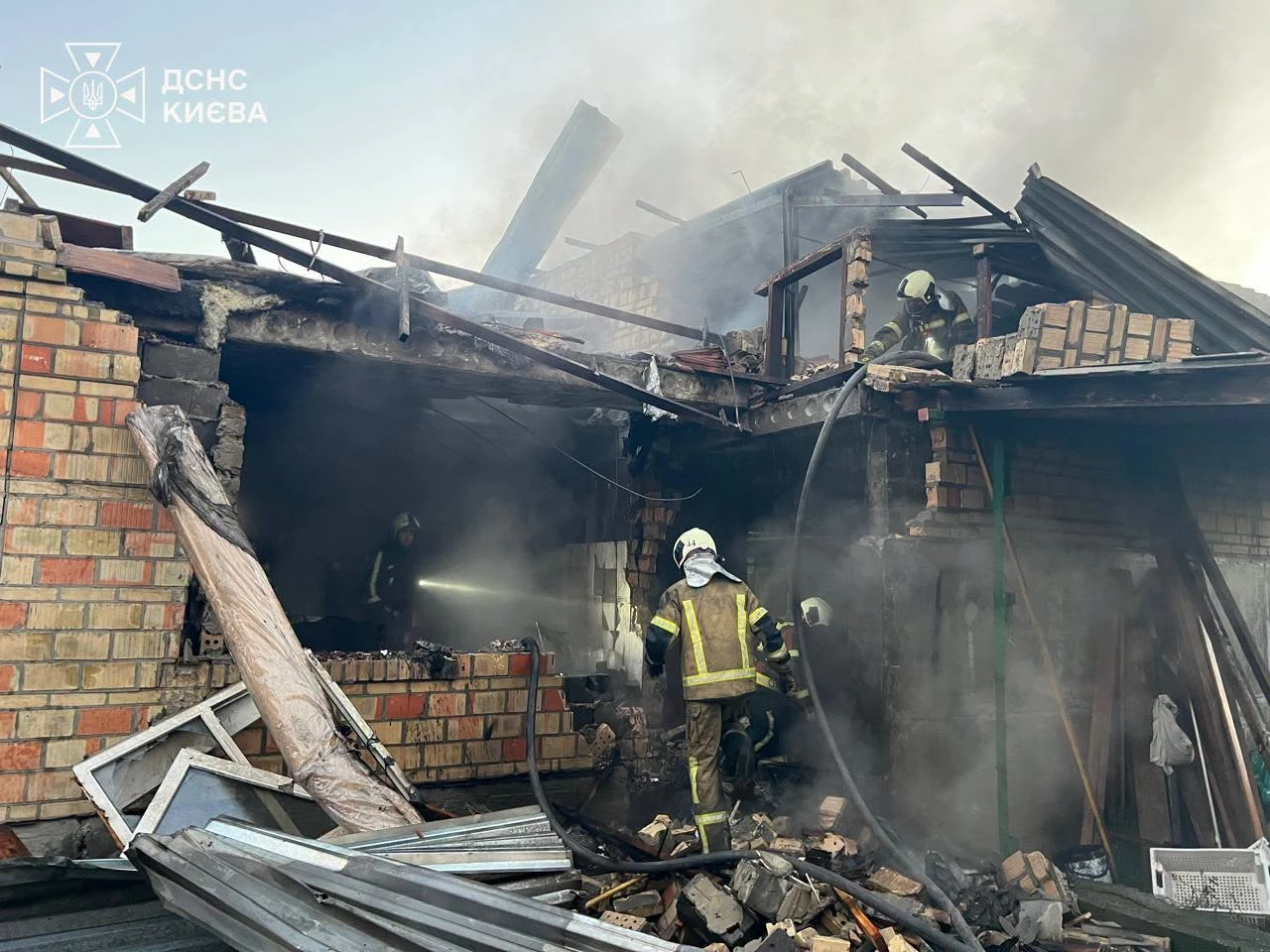 У Києві зафіксували влучання у житловий будинок: одна людина постраждала