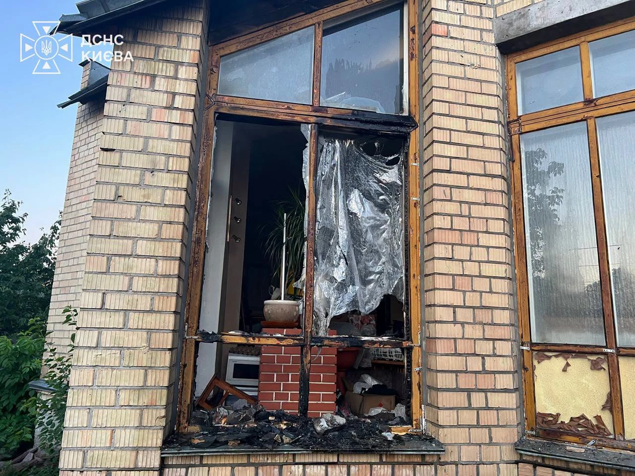 У Києві зафіксували влучання у житловий будинок: одна людина постраждала
