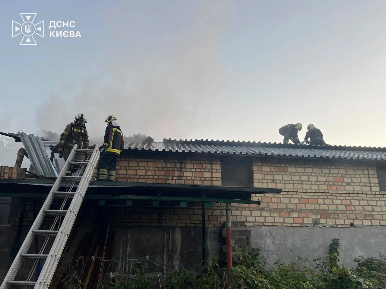 У Києві зафіксували влучання у житловий будинок: одна людина постраждала