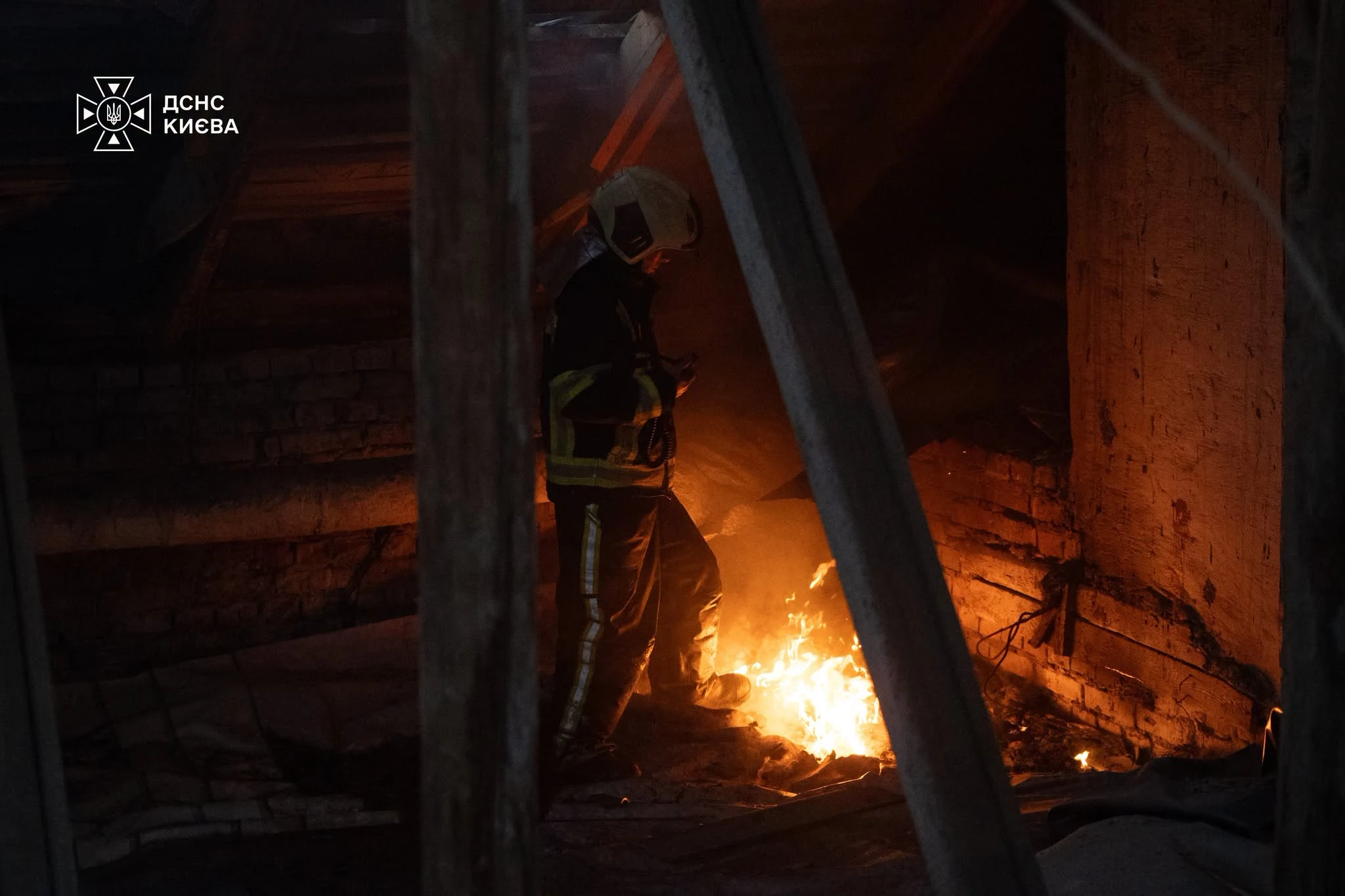 У Києві зафіксували влучання у житловий будинок: одна людина постраждала