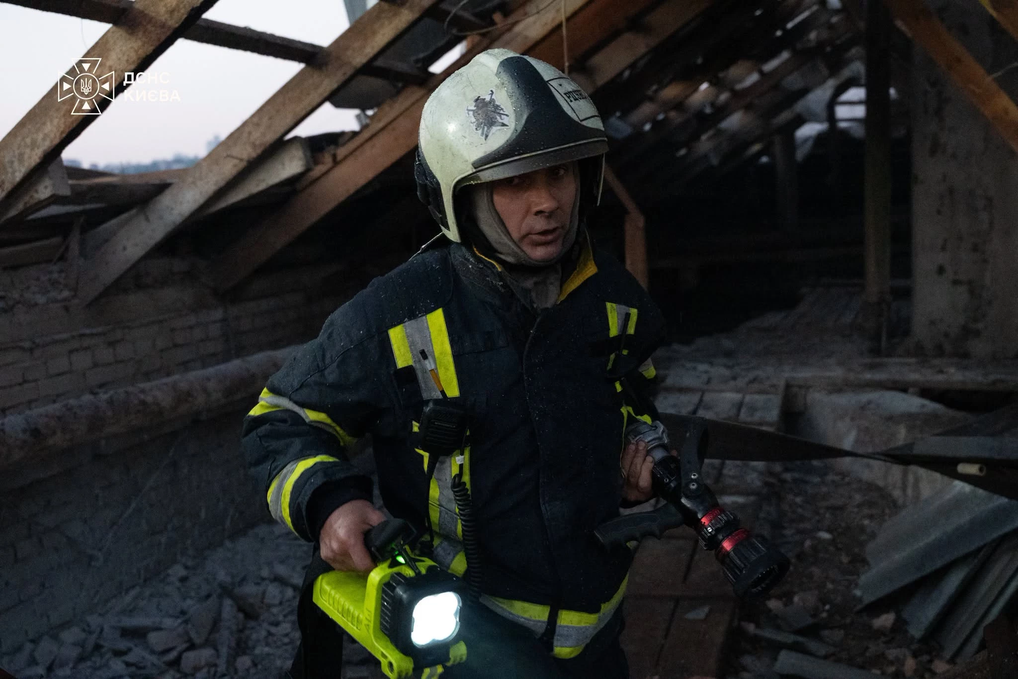 У Києві зафіксували влучання у житловий будинок: одна людина постраждала