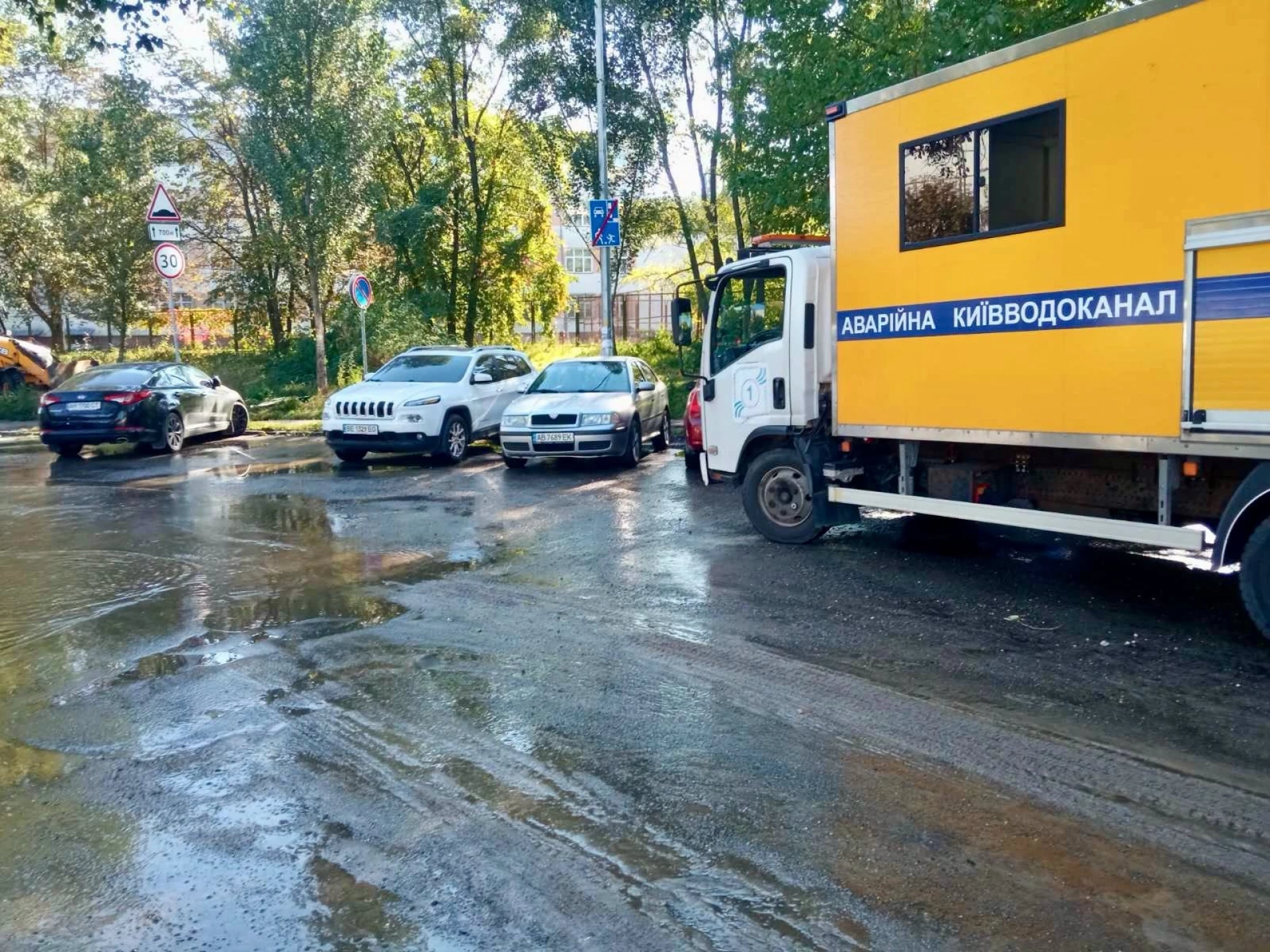 У Києві на Теремківській стався витік води: проїжджа частина затоплена