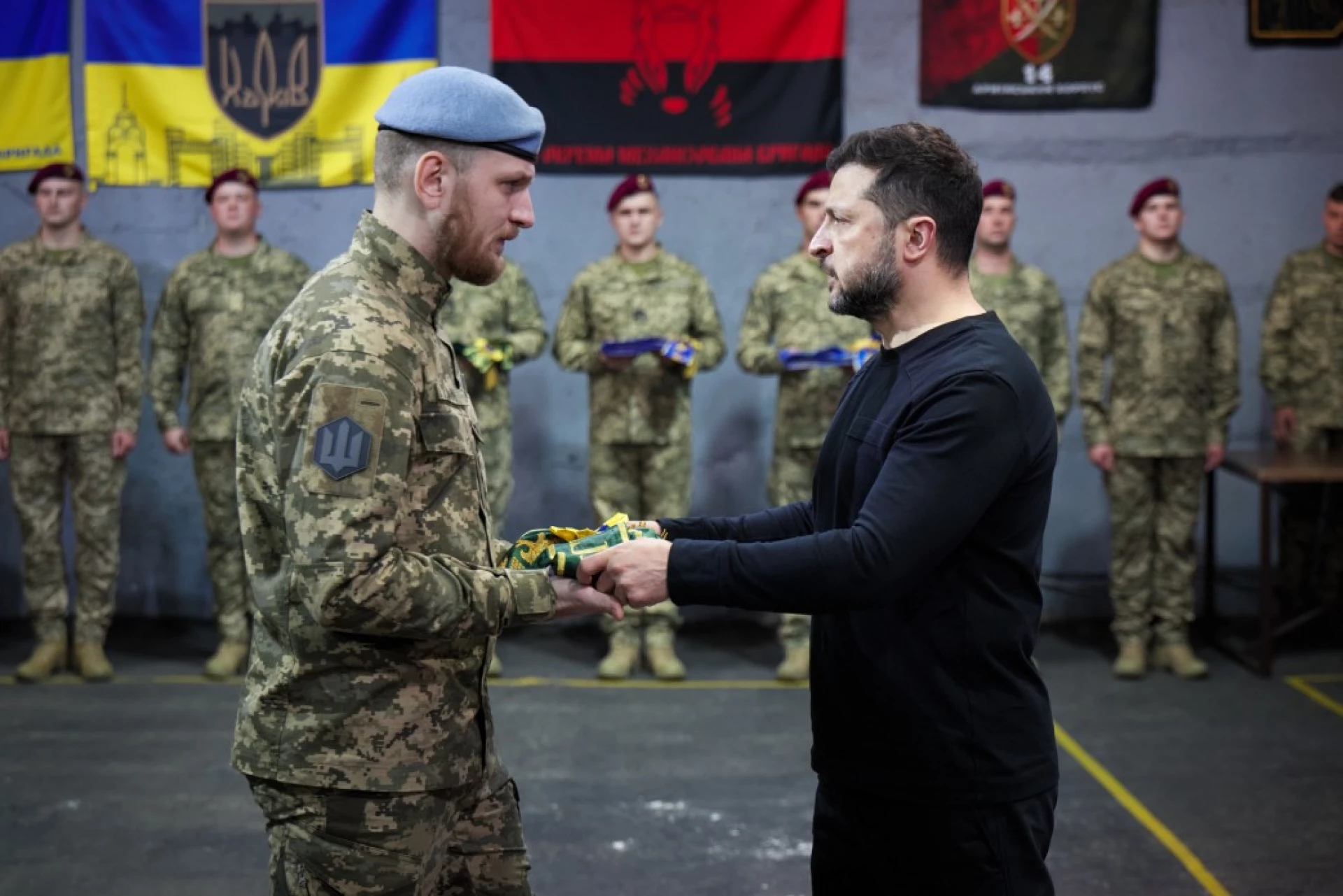 Зеленський зустрівся з українськими воїнами та вручив їм державні нагороди