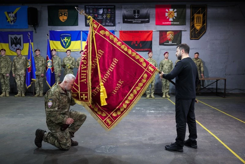 Зеленський зустрівся з українськими воїнами та вручив їм державні нагороди