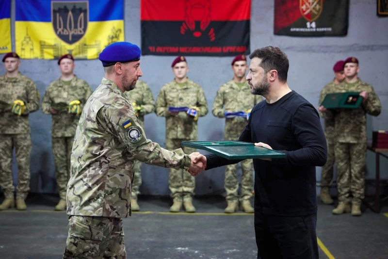 Зеленський зустрівся з українськими воїнами та вручив їм державні нагороди