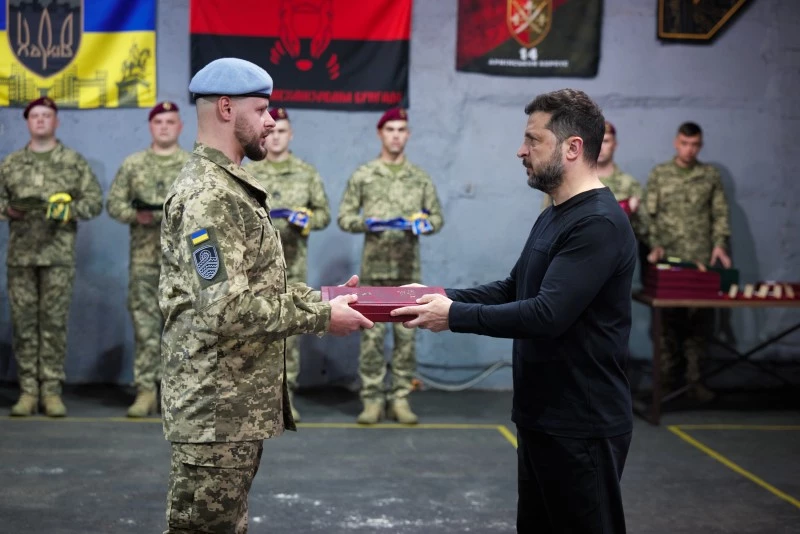 Зеленський зустрівся з українськими воїнами та вручив їм державні нагороди
