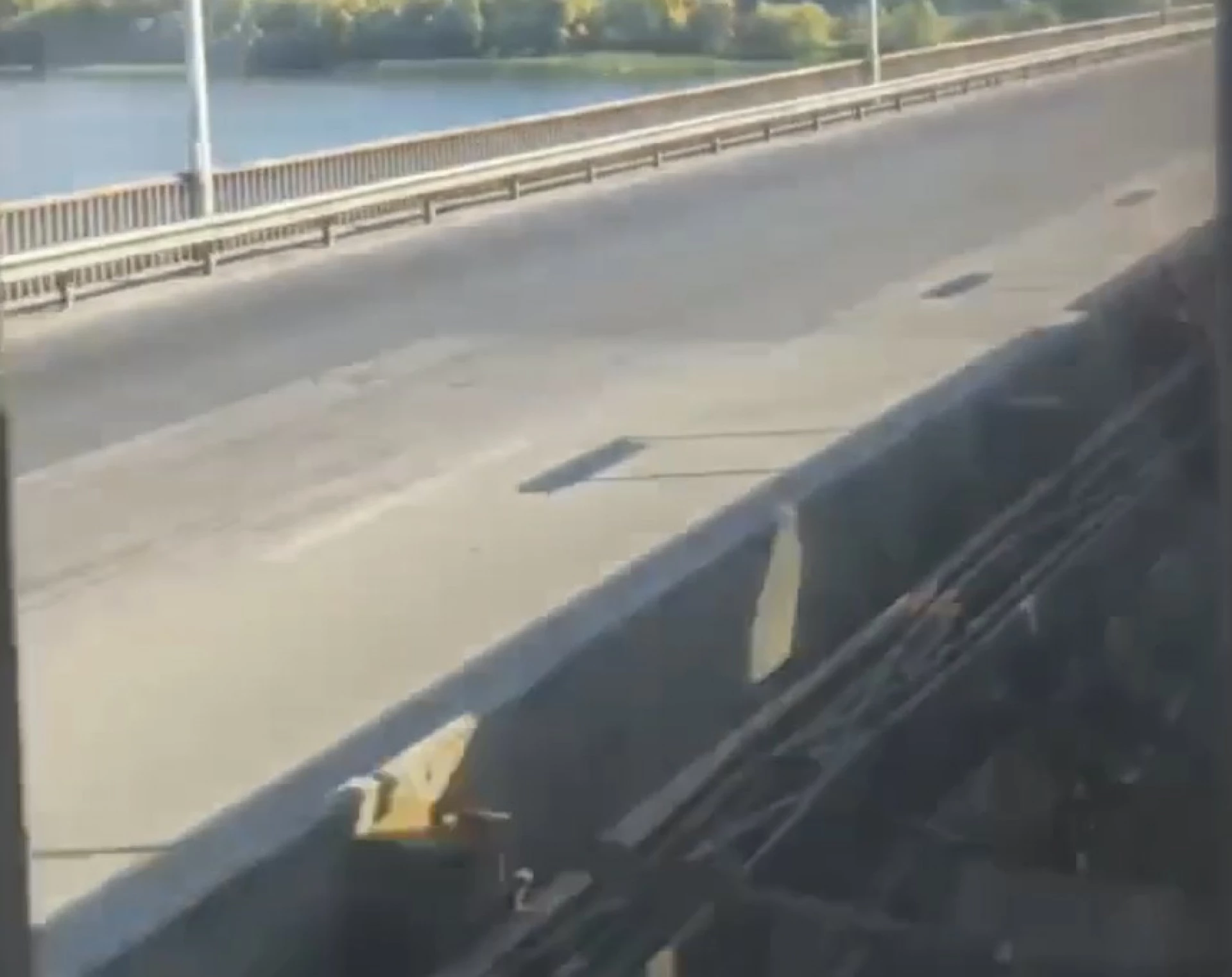 Російський шахед вдарив у міст по якому їхав потяг метро