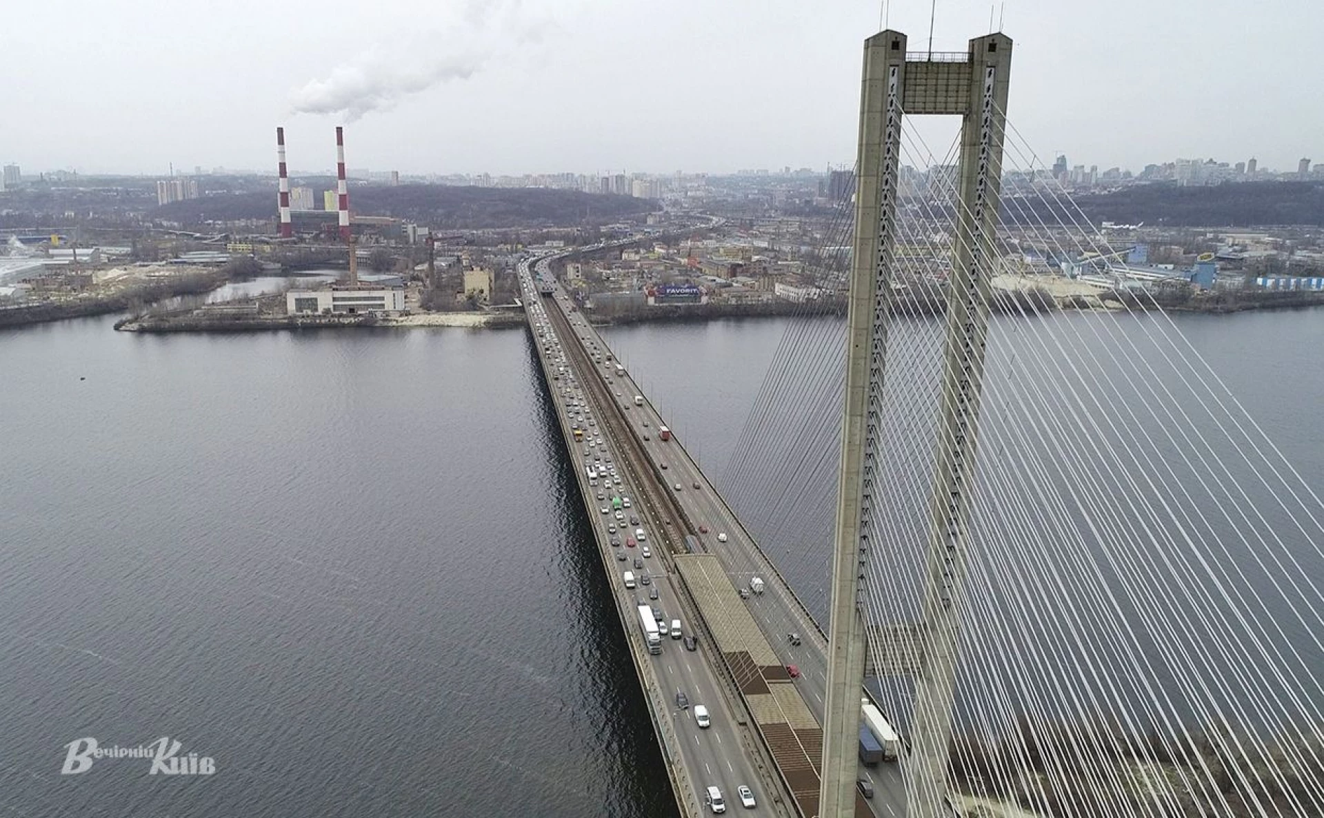 Після атаки рф рух метро та наземного транспорту мостом в Києві зупинили