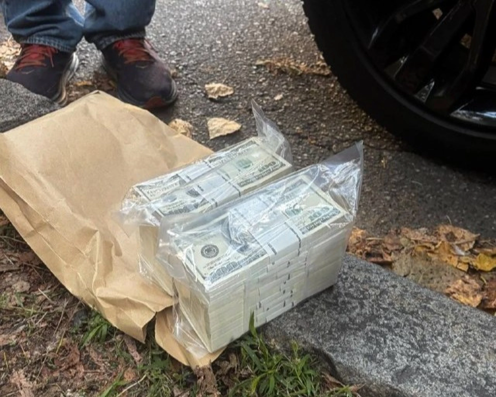 Псевдопрацівник НАБУ виманив у підприємця 280 тисяч доларів: його затримали в Києві