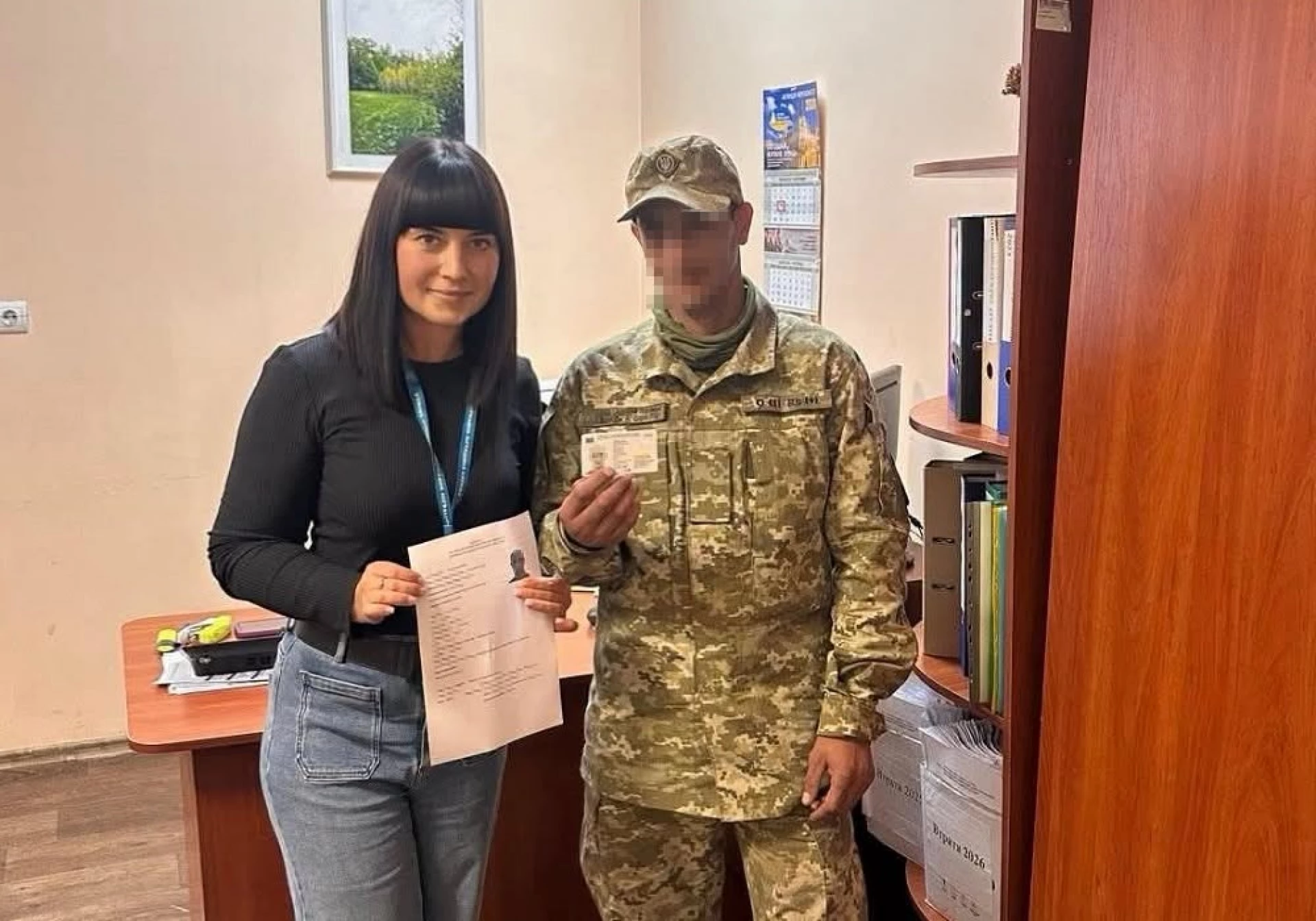 Перший паспорт у 29 років: у Черкасах видали ID-картку військовослужбовцю
