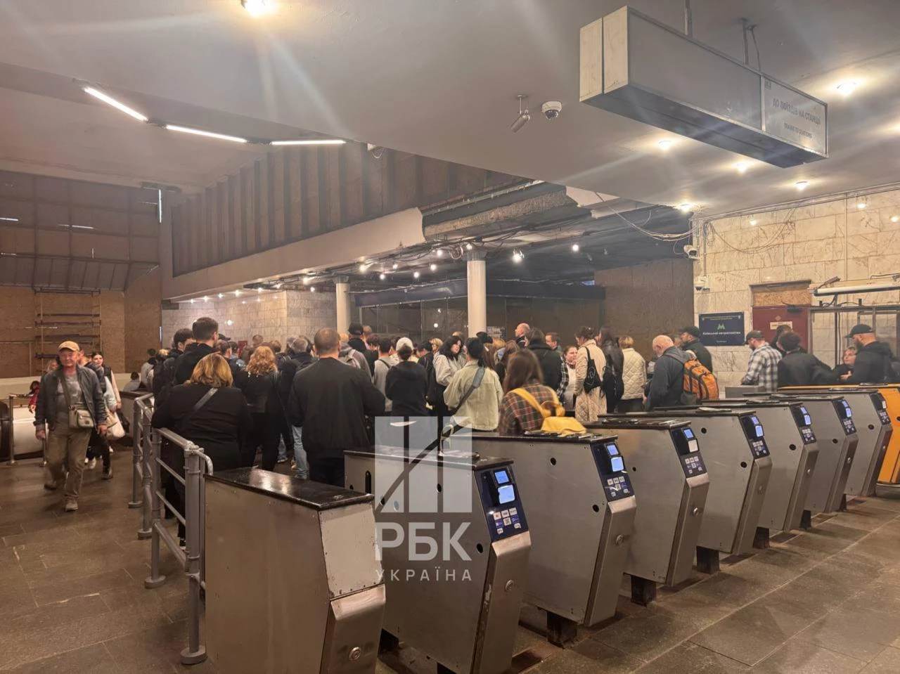 Транспортний колапс у Києві: зупинилось метро