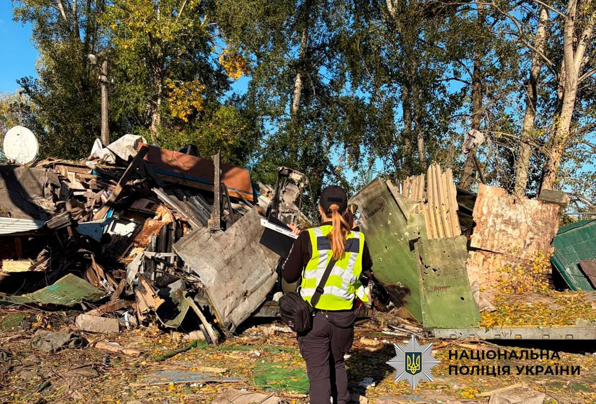 Пошкоджено човникову станцію, бізнес-центр та будинки: поліція Києва документує воєнний злочин рф