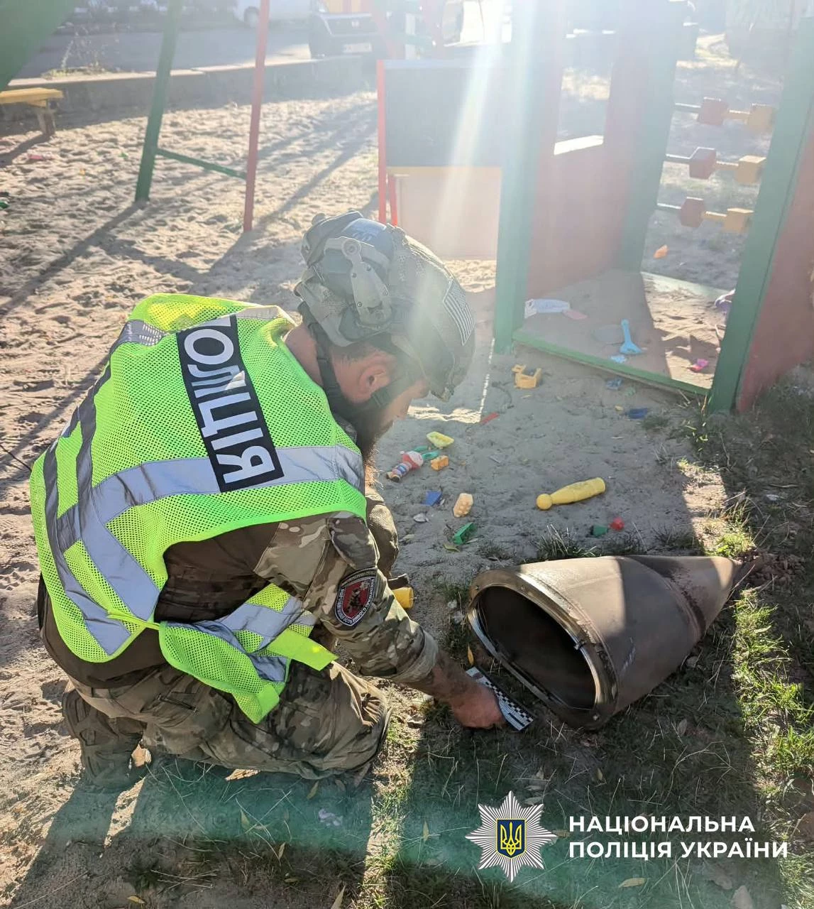 Пошкоджено човникову станцію, бізнес-центр та будинки: поліція Києва документує воєнний злочин рф