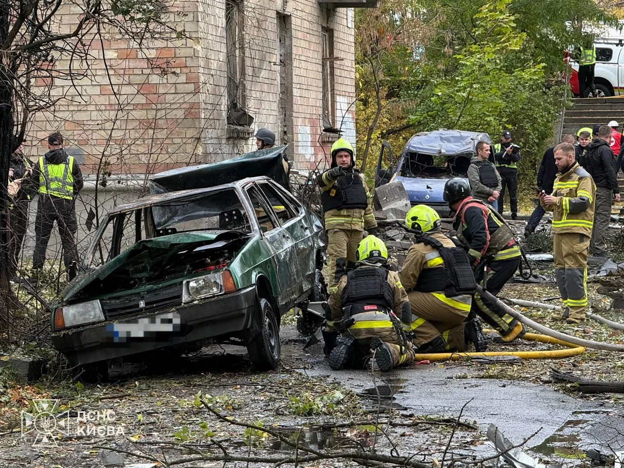 У Печерському районі пошкоджено будинки внаслідок атаки ворожих дронів
