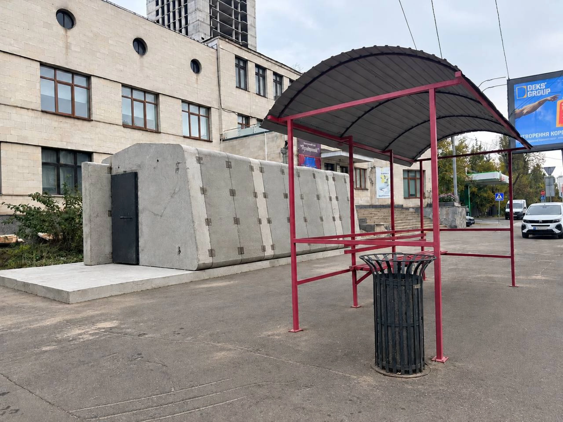 У Києві встановлюють перше мобільне укриття біля зупинки громадського транспорту