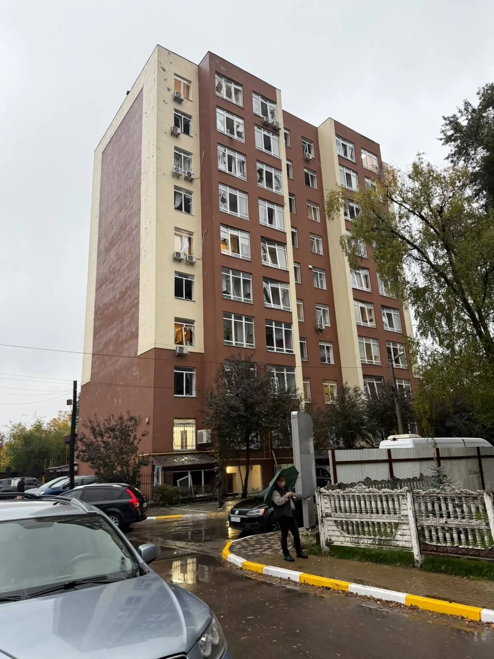 На Київщині шестеро постраждалих внаслідок масованої атаки, тривають пошуки трьох людей