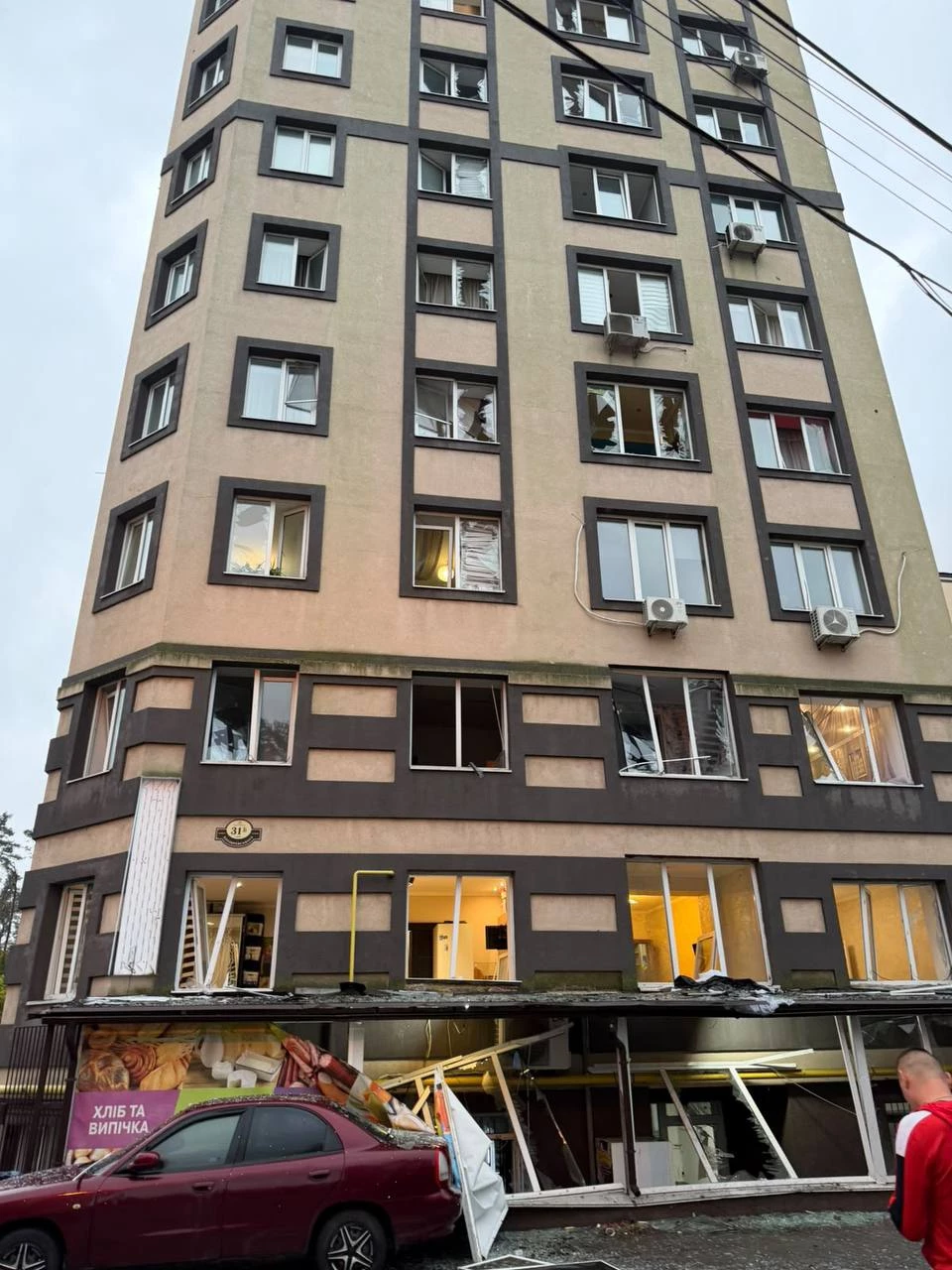 На Київщині шестеро постраждалих внаслідок масованої атаки, тривають пошуки трьох людей