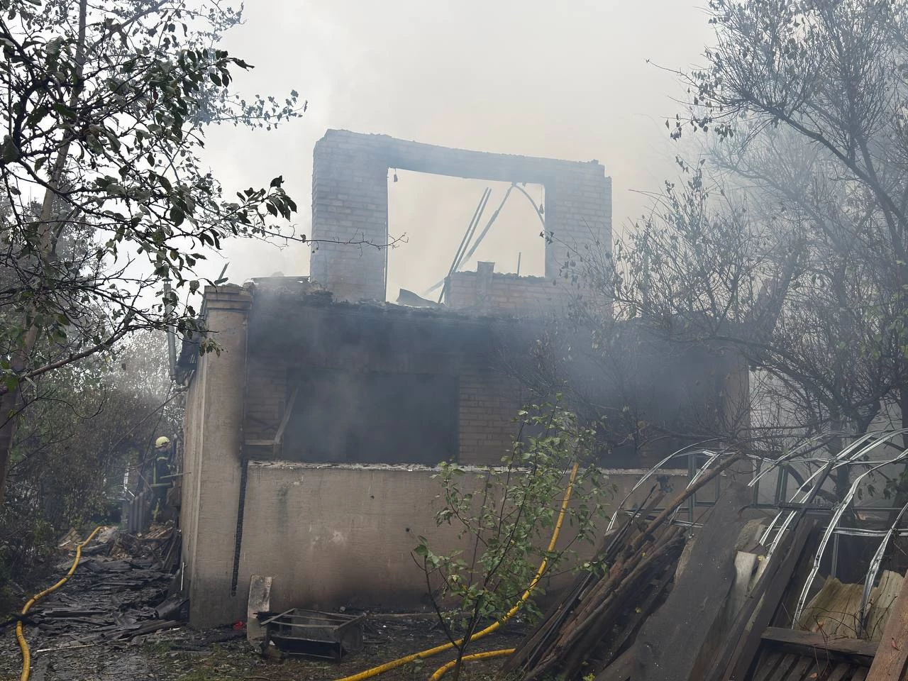 На Київщині шестеро постраждалих внаслідок масованої атаки, тривають пошуки трьох людей