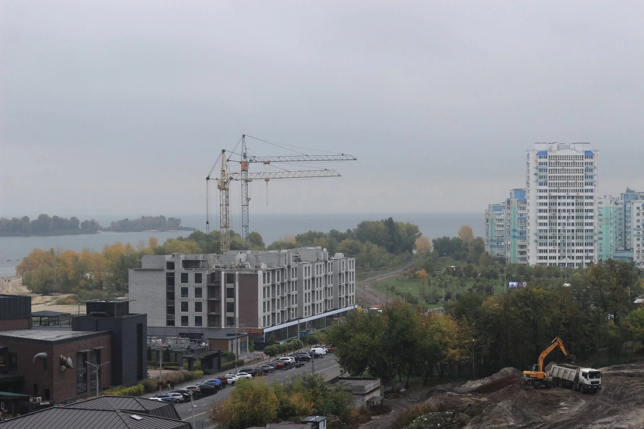 Опублікували атмосферні фото осені в Черкасах. Дивіться