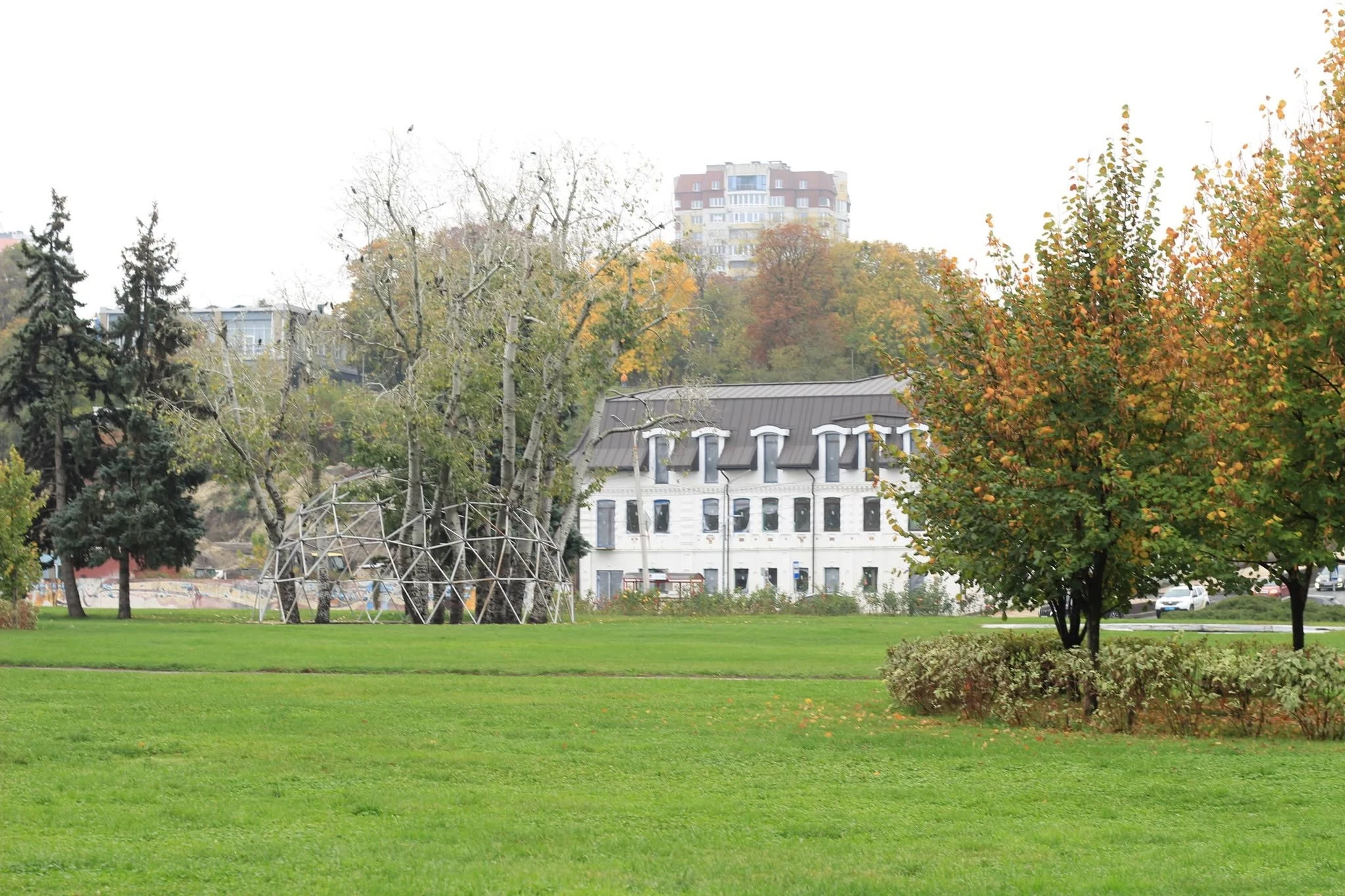 Опублікували атмосферні фото осені в Черкасах. Дивіться
