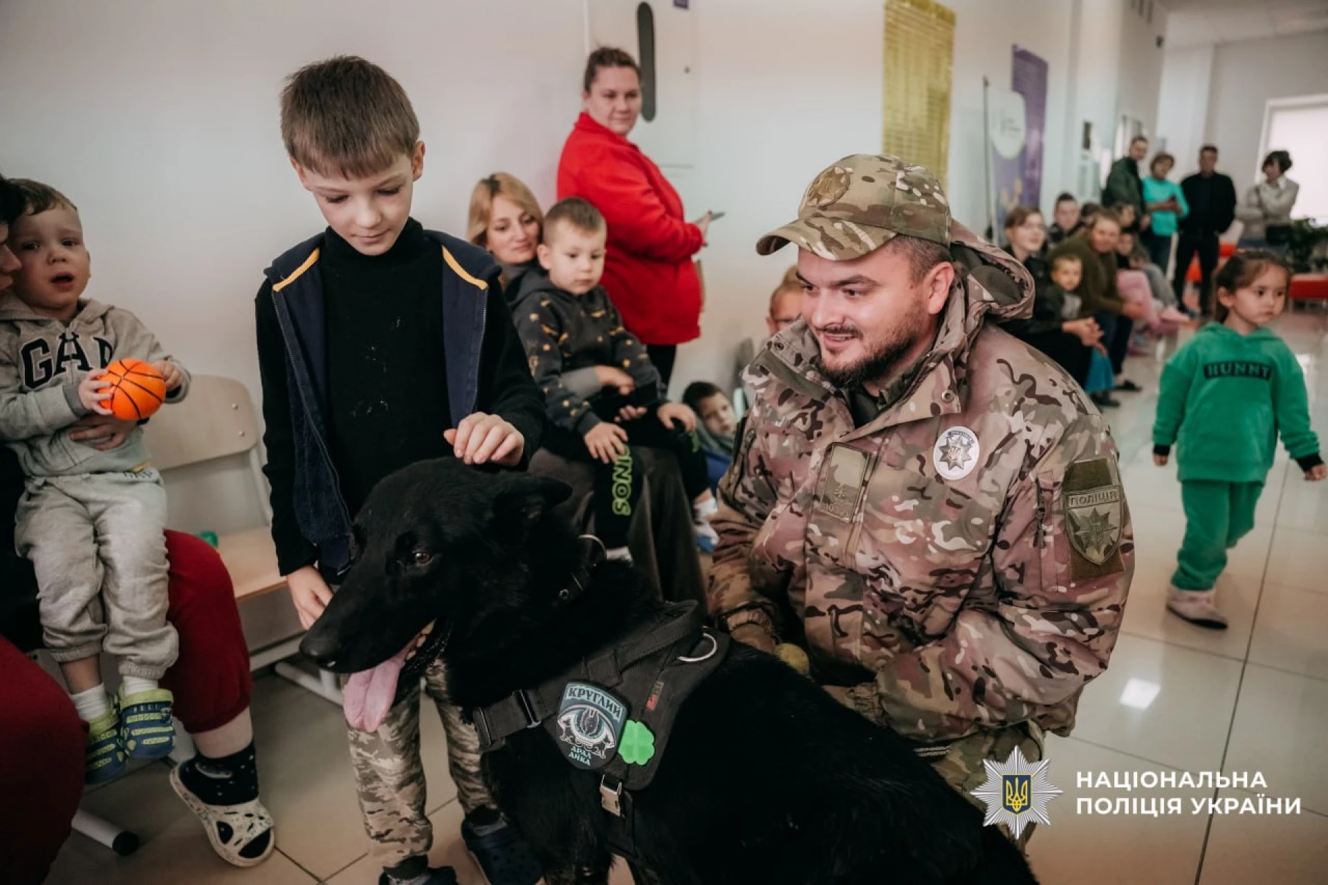 Поліцейські кінологи завітали до маленьких пацієнтів «Школи супергероїв» у Черкасах