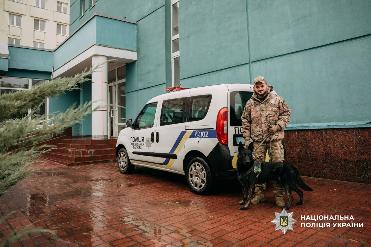 Поліцейські кінологи завітали до маленьких пацієнтів «Школи супергероїв» у Черкасах