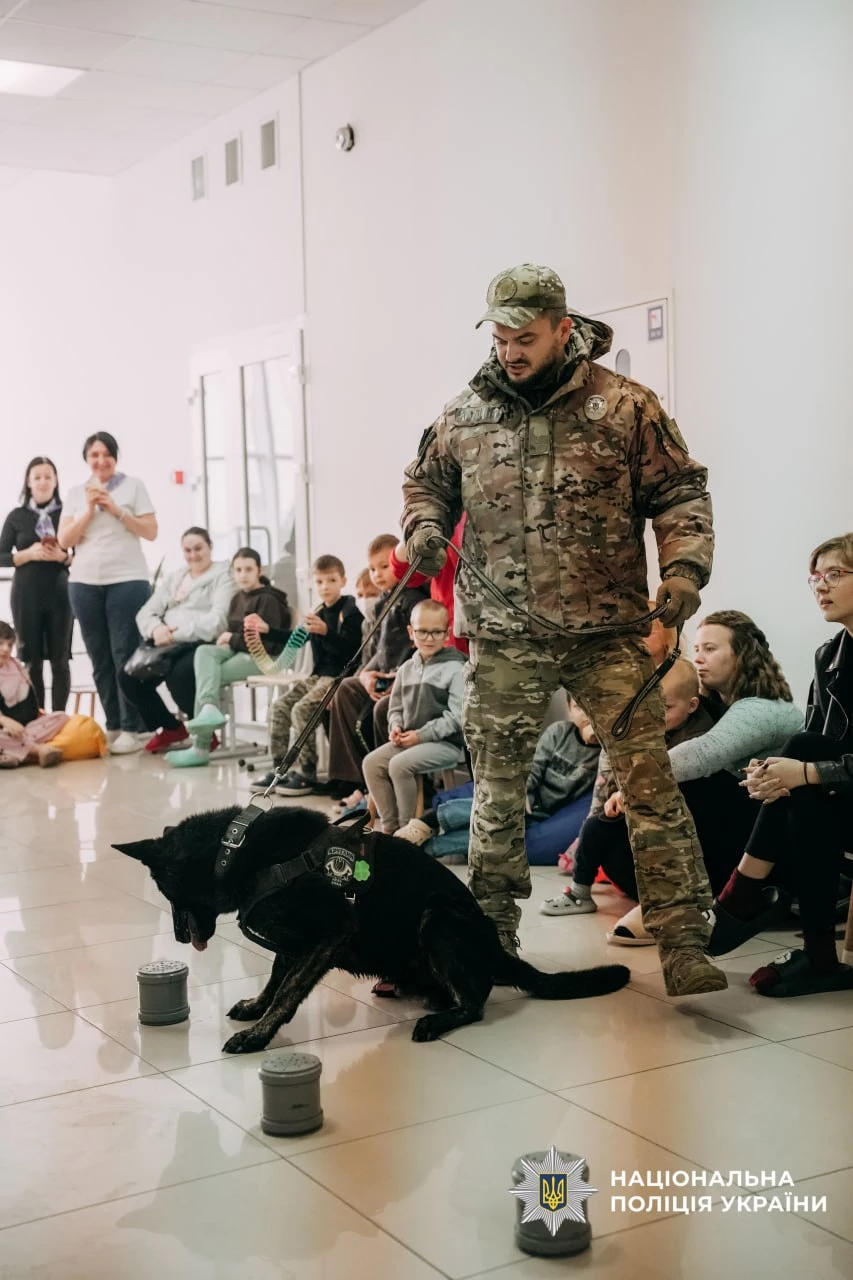 Поліцейські кінологи завітали до маленьких пацієнтів «Школи супергероїв» у Черкасах
