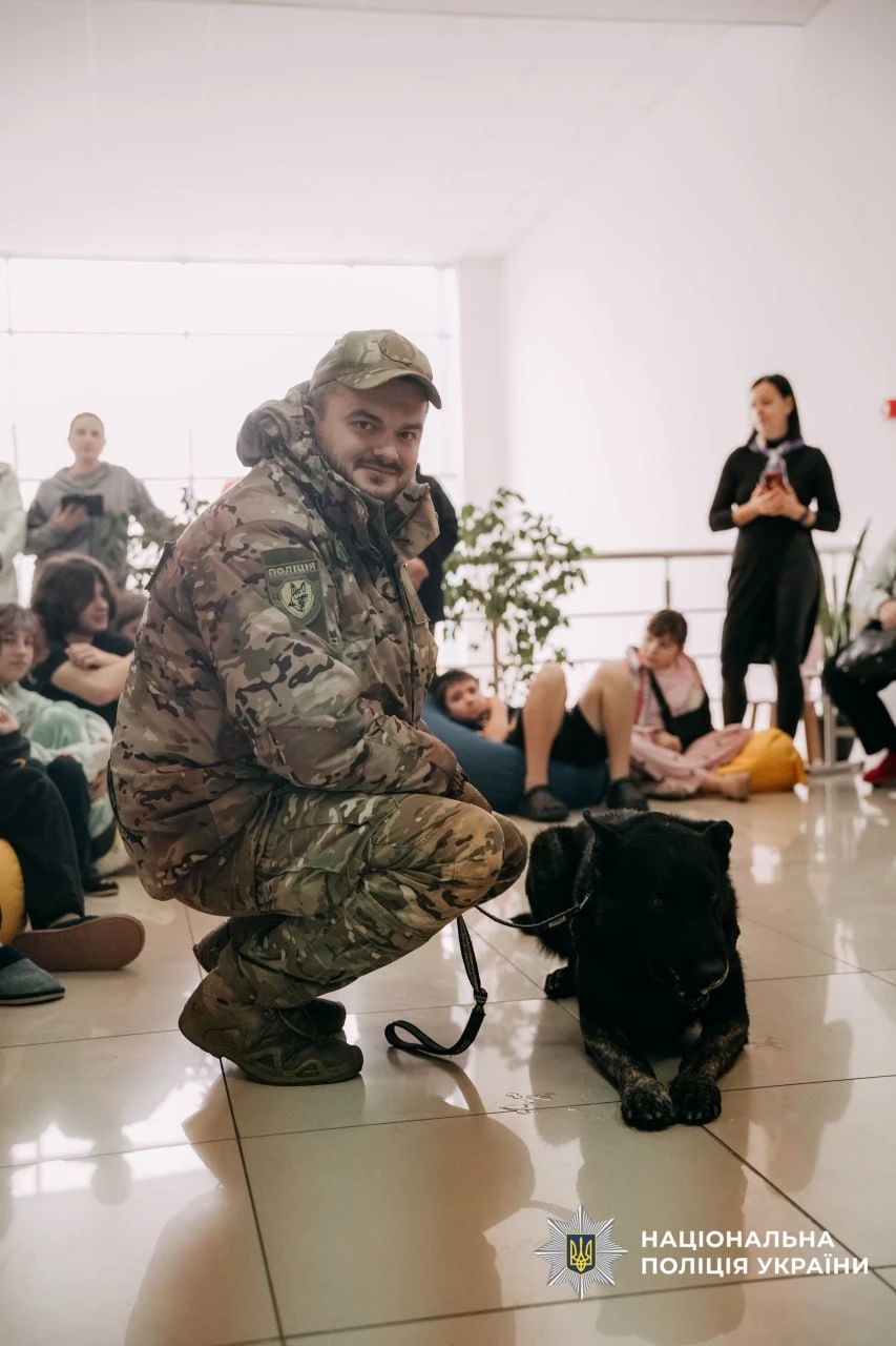 Поліцейські кінологи завітали до маленьких пацієнтів «Школи супергероїв» у Черкасах