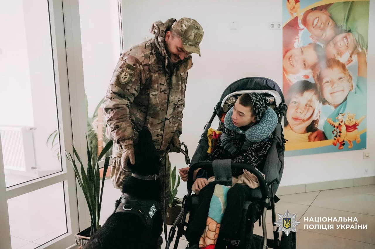 Поліцейські кінологи завітали до маленьких пацієнтів «Школи супергероїв» у Черкасах