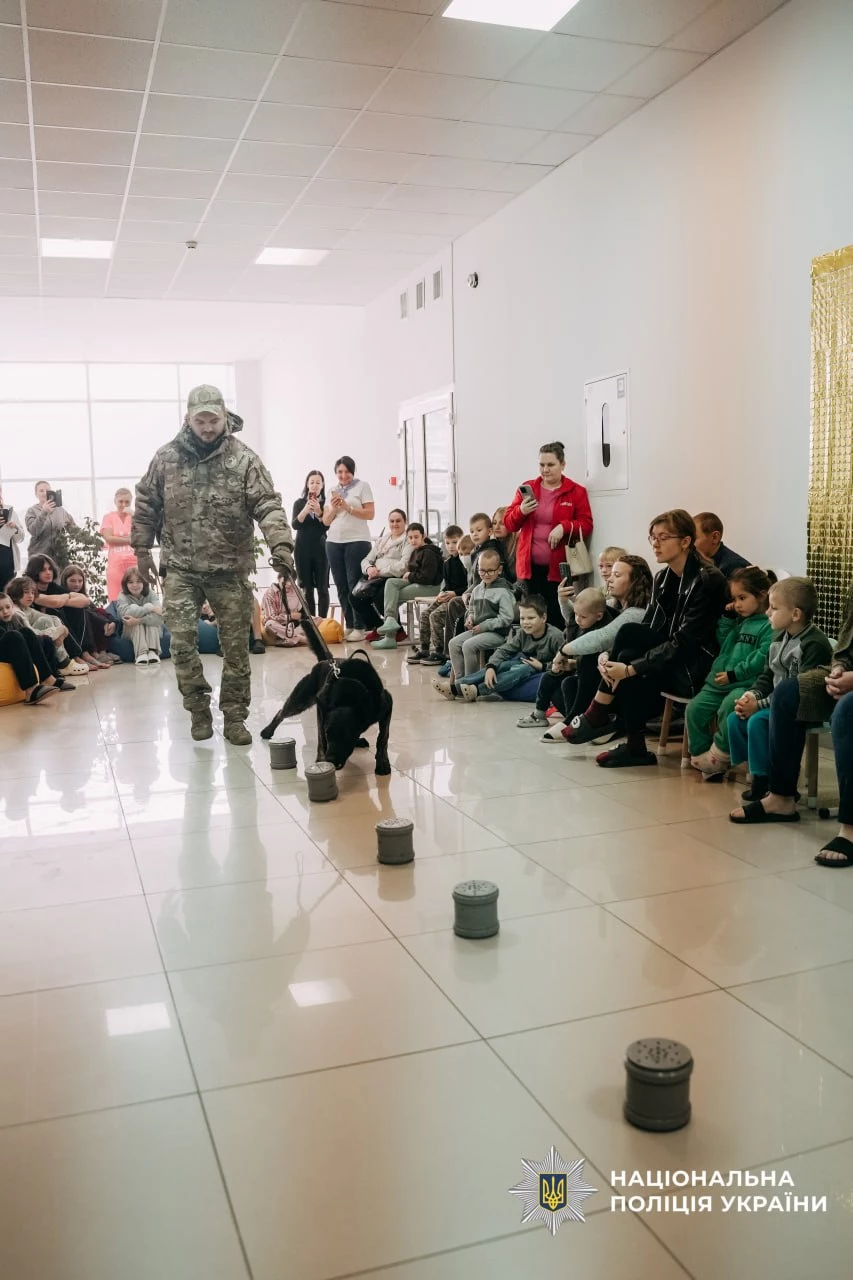 Поліцейські кінологи завітали до маленьких пацієнтів «Школи супергероїв» у Черкасах