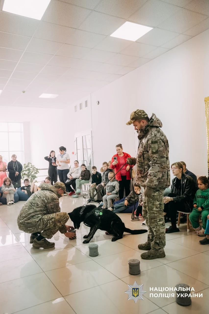 Поліцейські кінологи завітали до маленьких пацієнтів «Школи супергероїв» у Черкасах