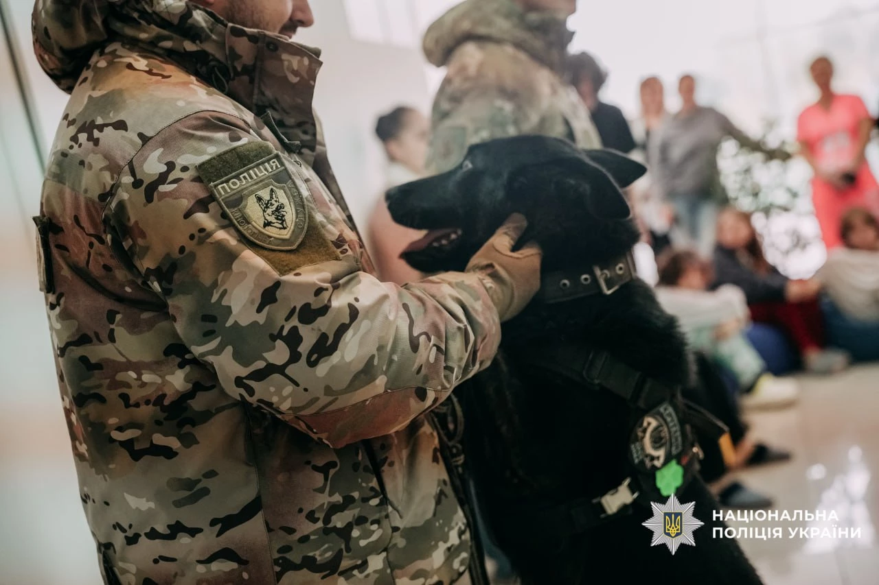 Поліцейські кінологи завітали до маленьких пацієнтів «Школи супергероїв» у Черкасах