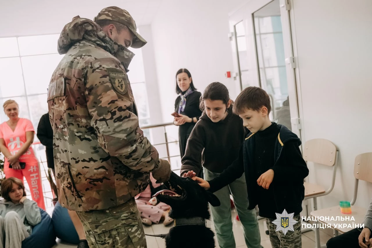 Поліцейські кінологи завітали до маленьких пацієнтів «Школи супергероїв» у Черкасах