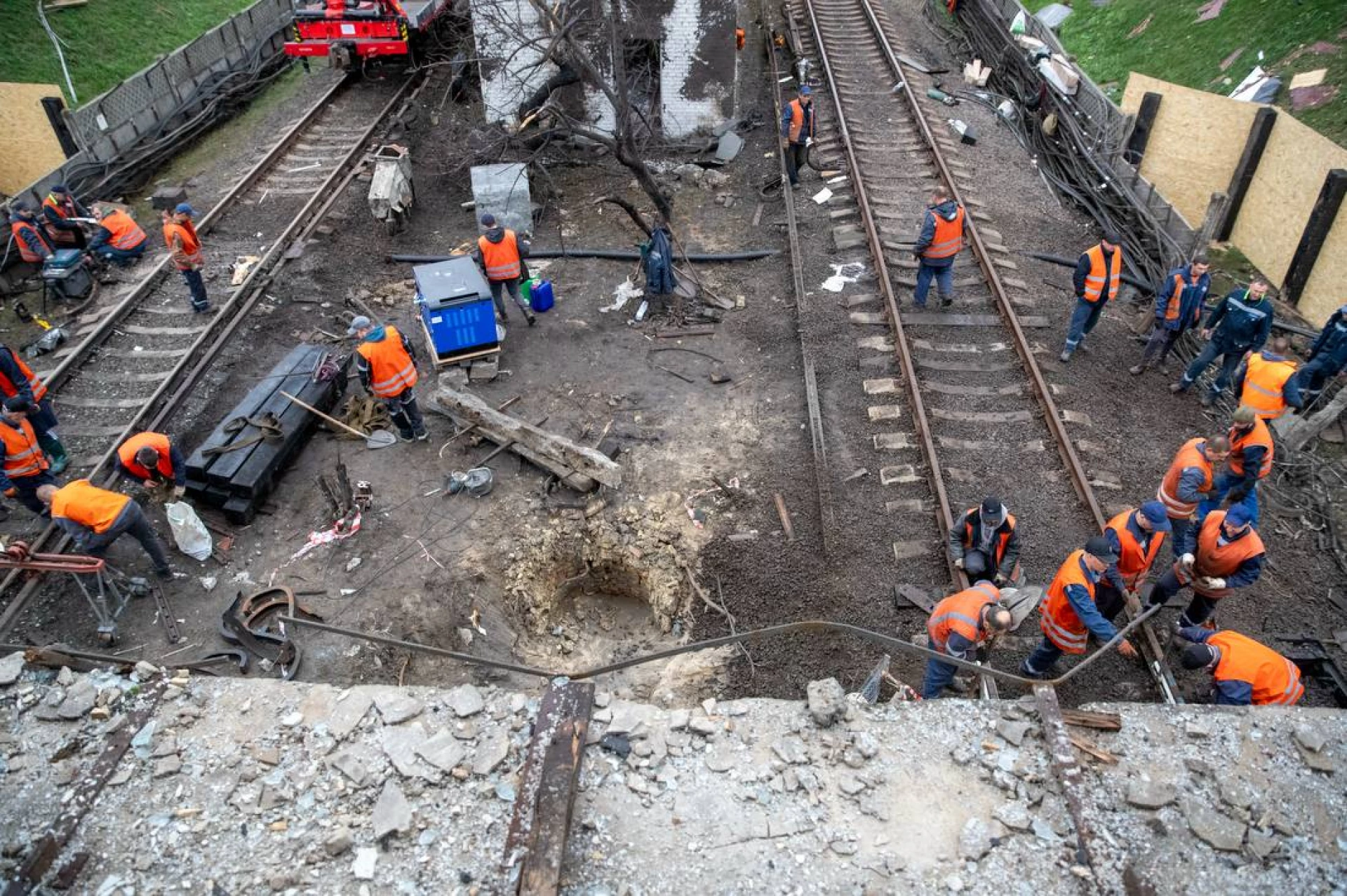 У Києві відновлюють метро після ворожого обстрілу: всі деталі, фото