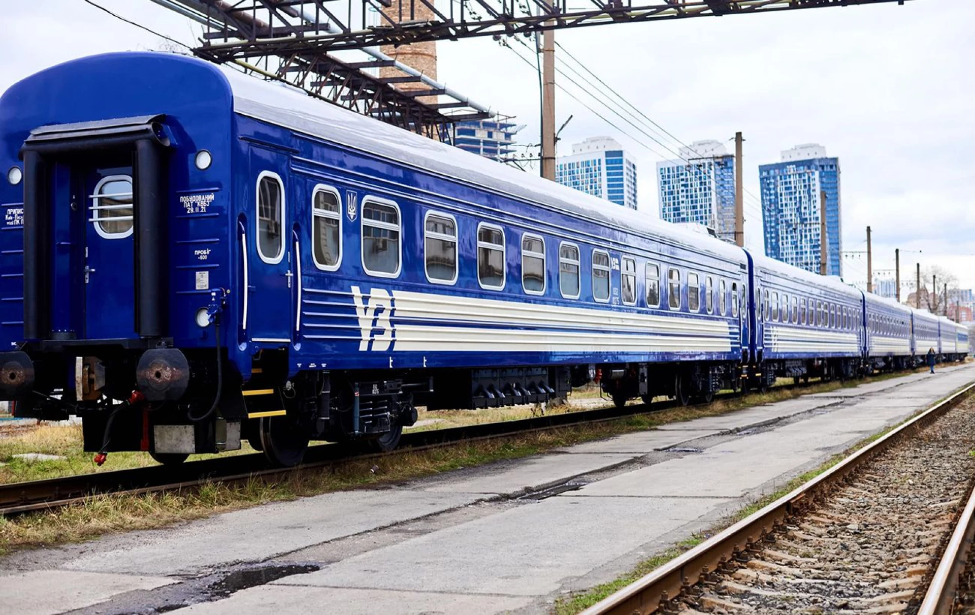 Через ворожий обстріл масово затримуються поїзди: перелік рейсів