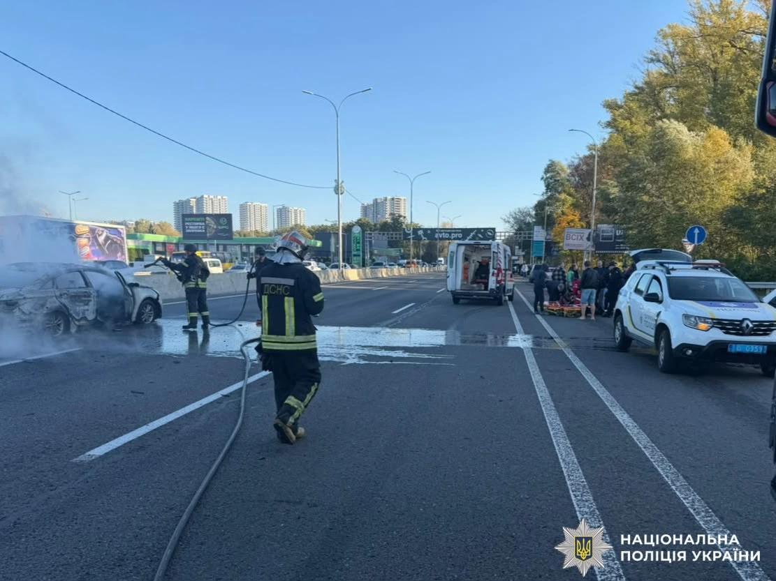 На трасі Київ — Одеса після атаки дрона горять автомобілі: є загиблі та поранені