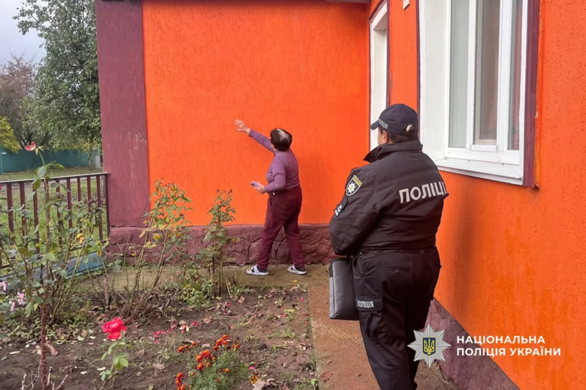 Будинок загиблого війського на Черкащині облили багнюкою