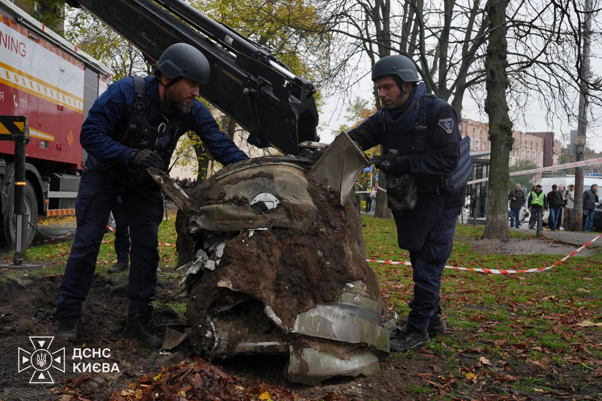 У Києві вилучили уламки російської балістичної ракети, що впала біля житлових будинків