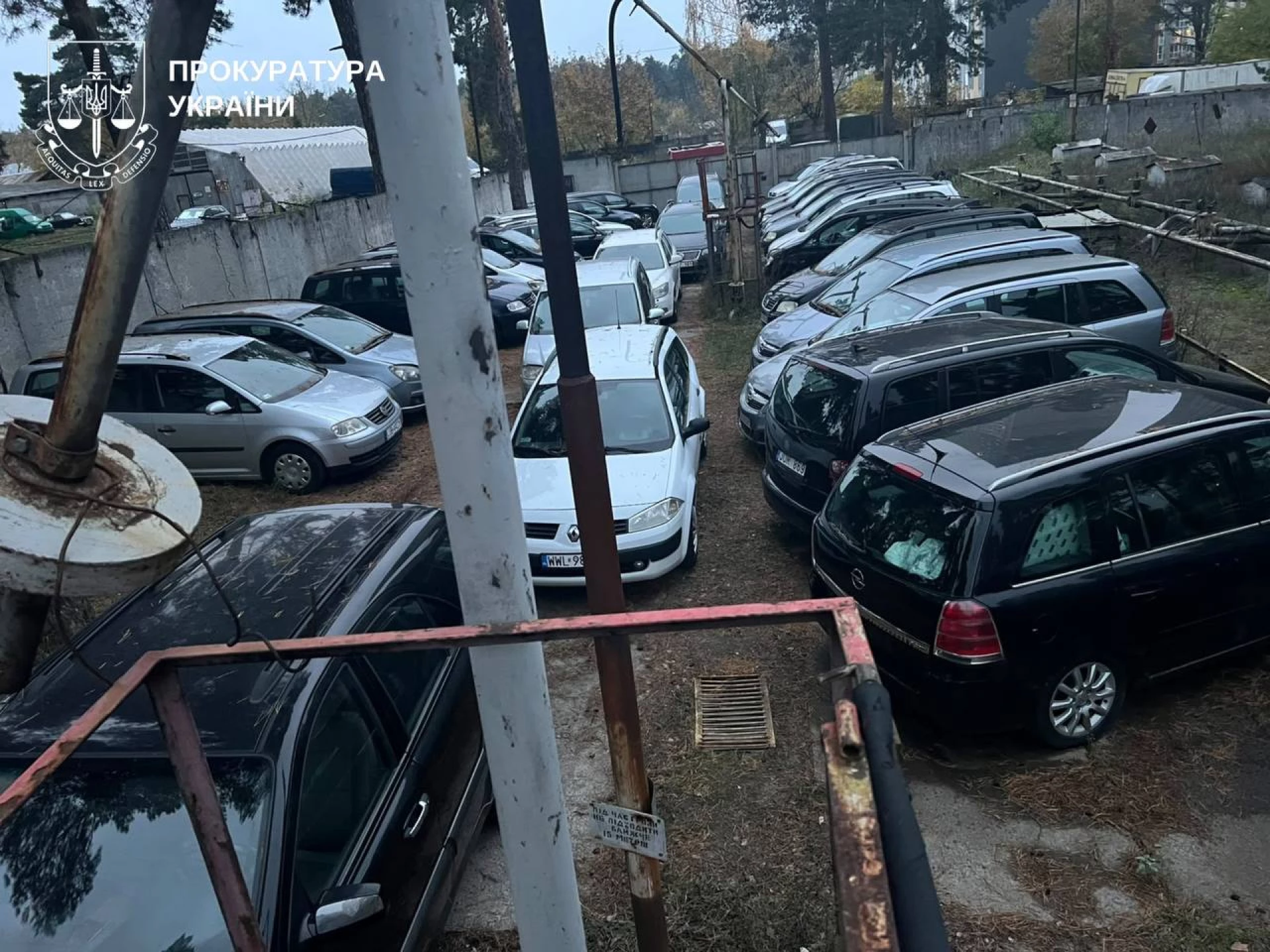 Автомобілі «для ЗСУ» продавали за готівку: на Київщині викрили батька та сина