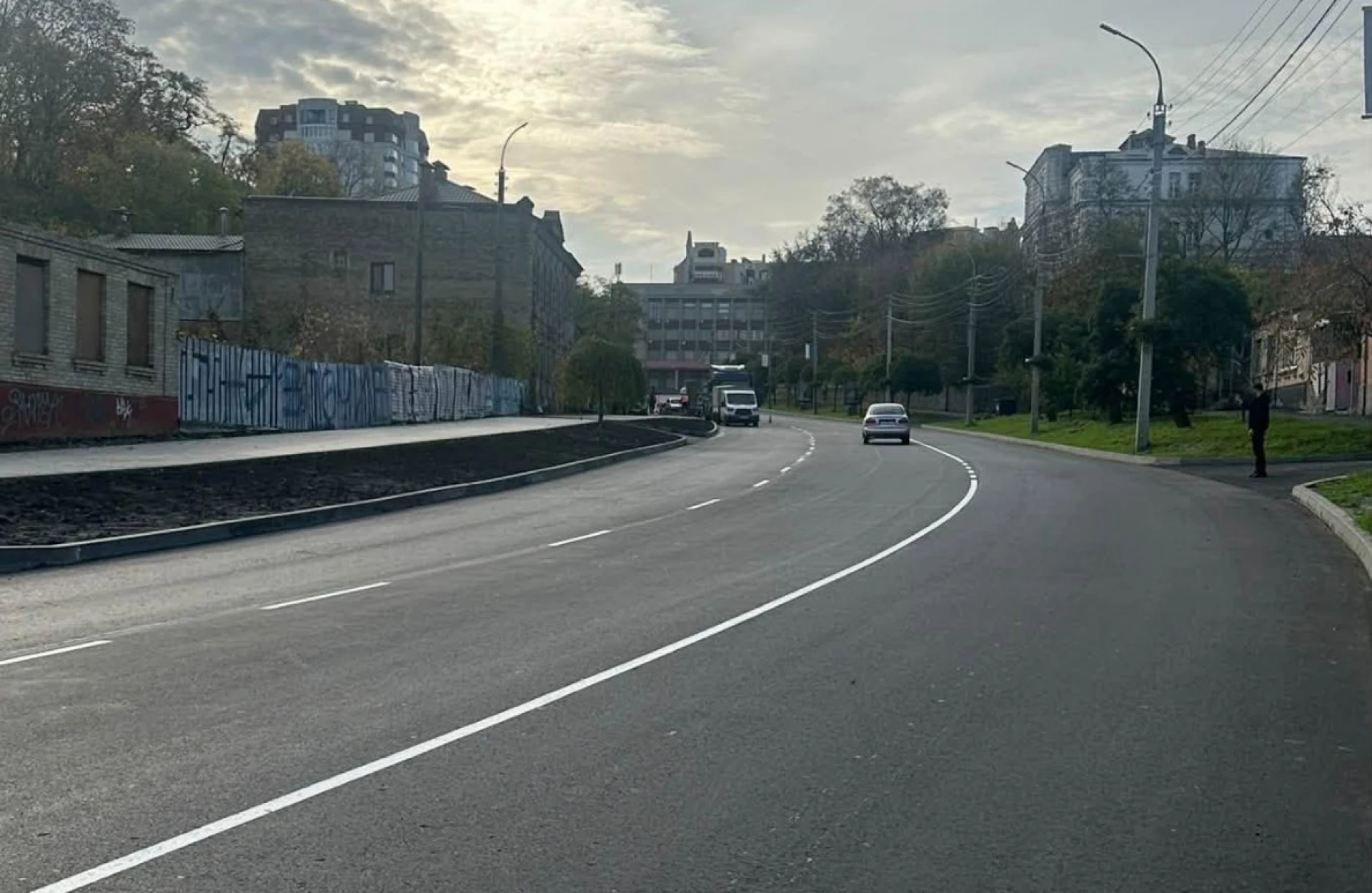 Три смуги: оновили розмітку на Замковому узвозі в Черкасах
