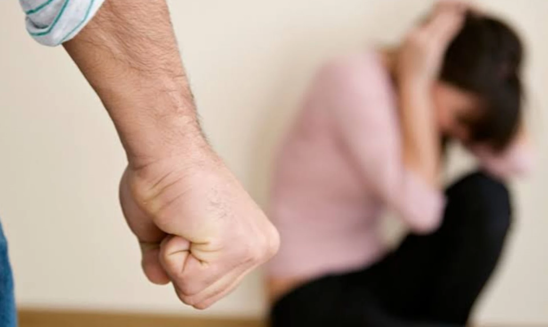 Бив ногами по тілу й обличчю, порізав голову – у Черкасах чоловік познущався із жінки