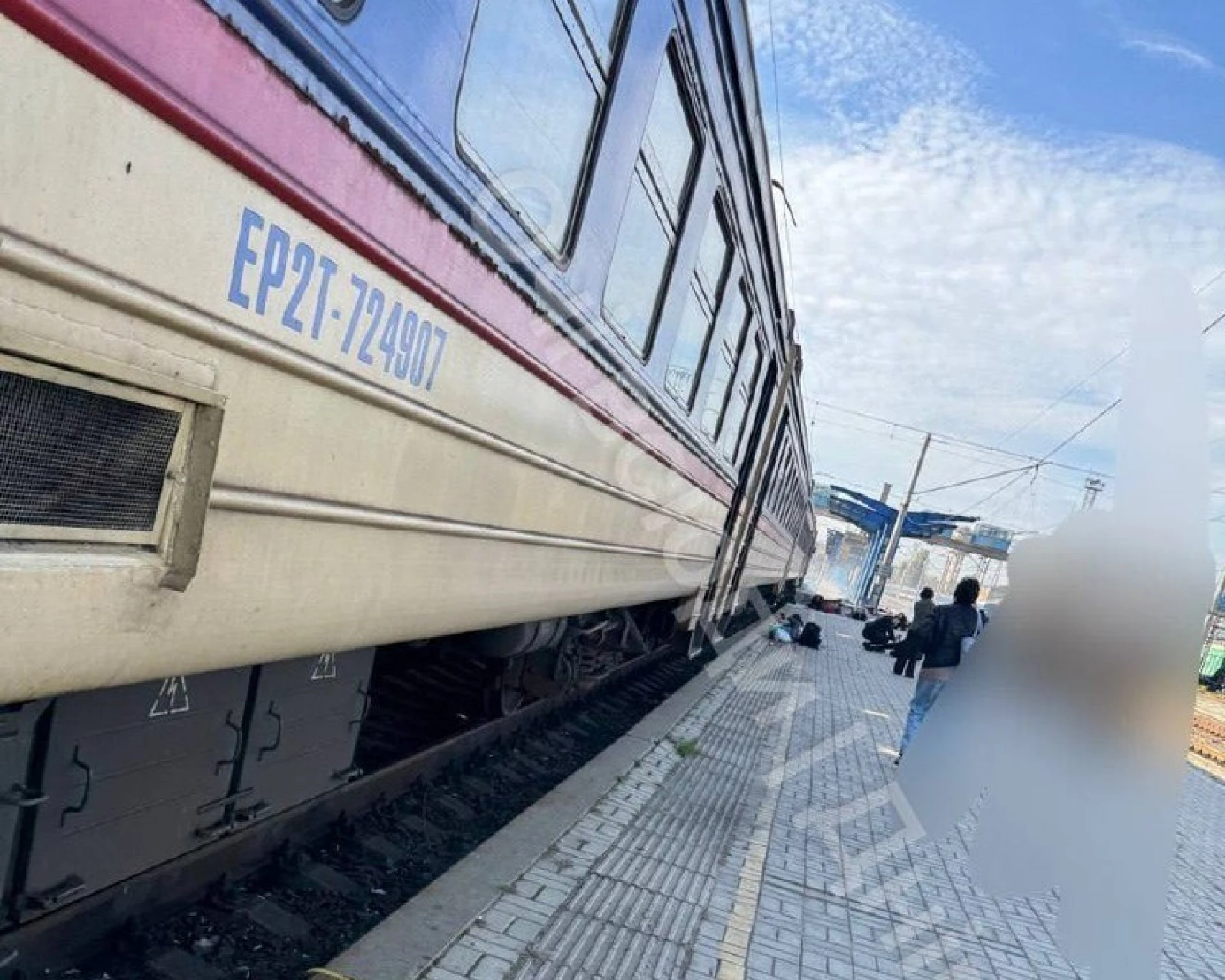 У Дніпрі дрон атакував цивільний електропотяг: багато загиблих та поранених