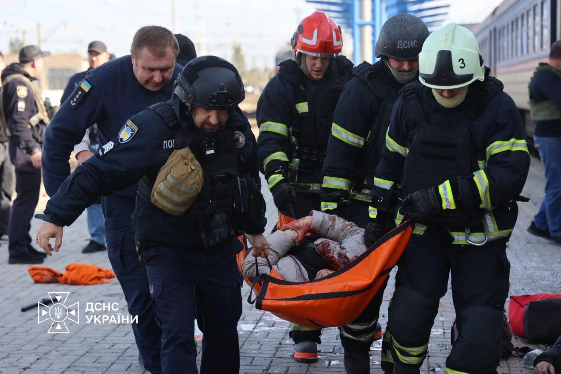 Удар по вокзалу в Дніпрі: Зеленський повідомив про загиблих та закликав до нових санкцій проти РФ