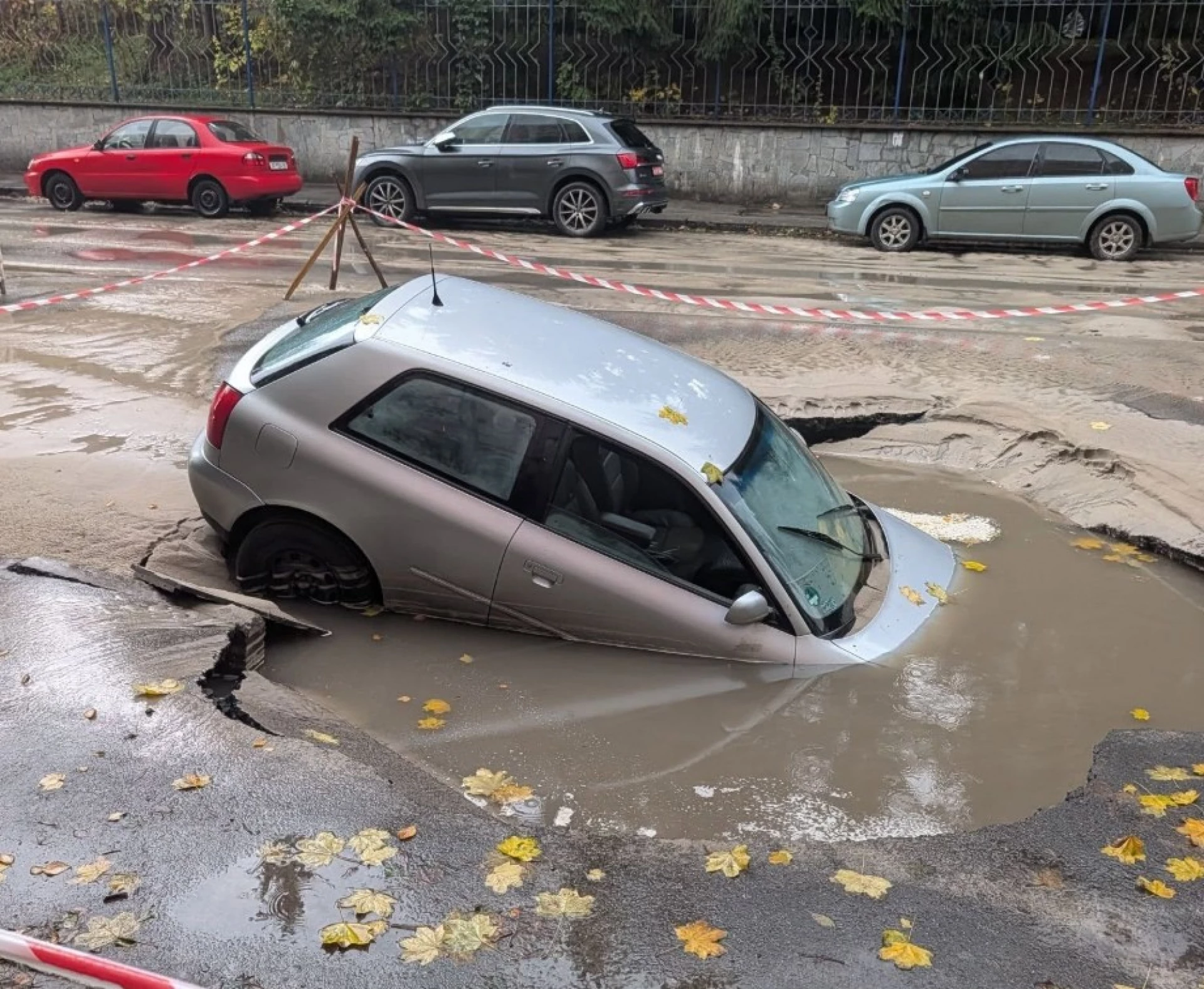 Провалля посеред дороги в Києві: що сталось