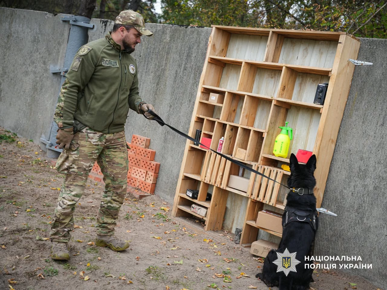 Кінологи Черкащини показали дітям, як працюють службові собаки