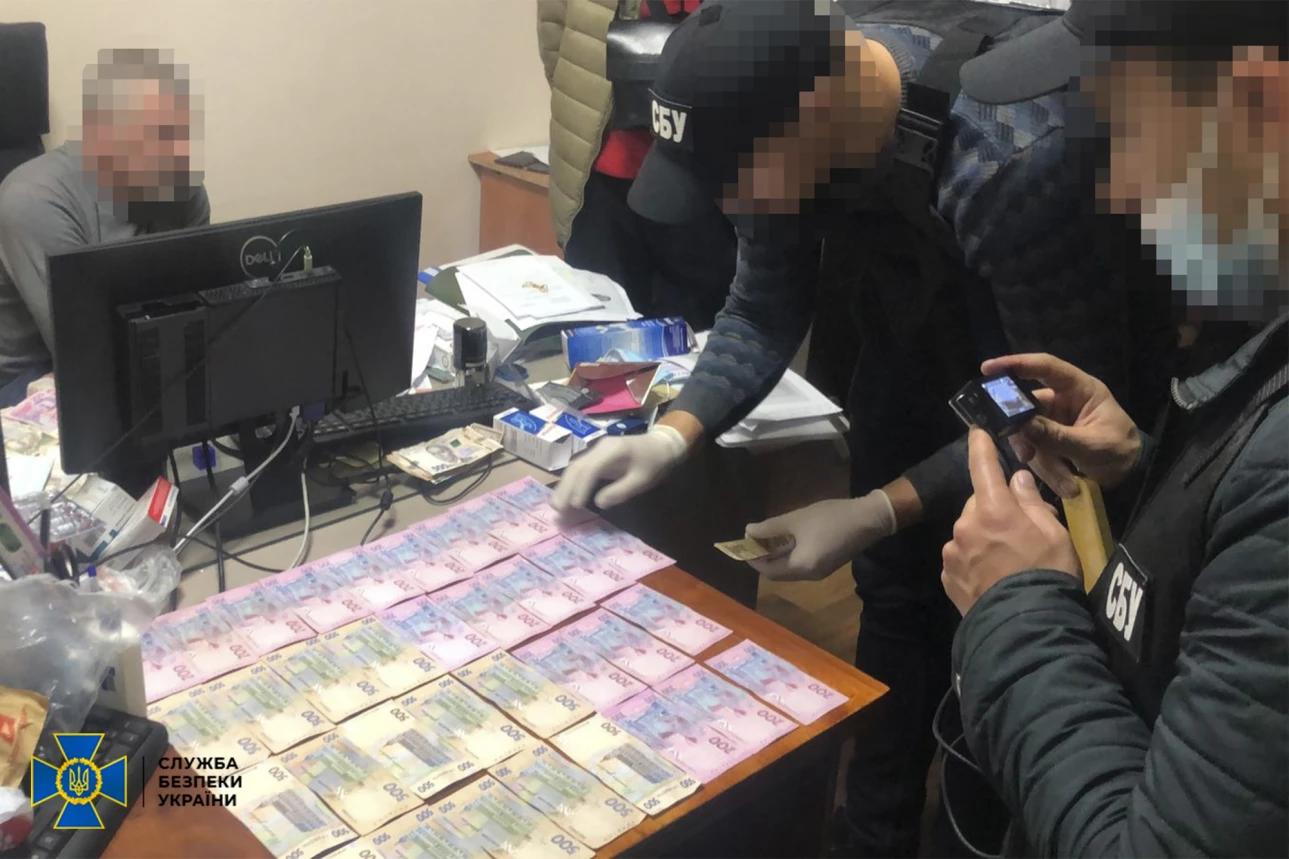 У Дніпрі лікар видавав фейкові свідоцтва про вакцинацію: 2,5 тисячі з «клієнта». Фото