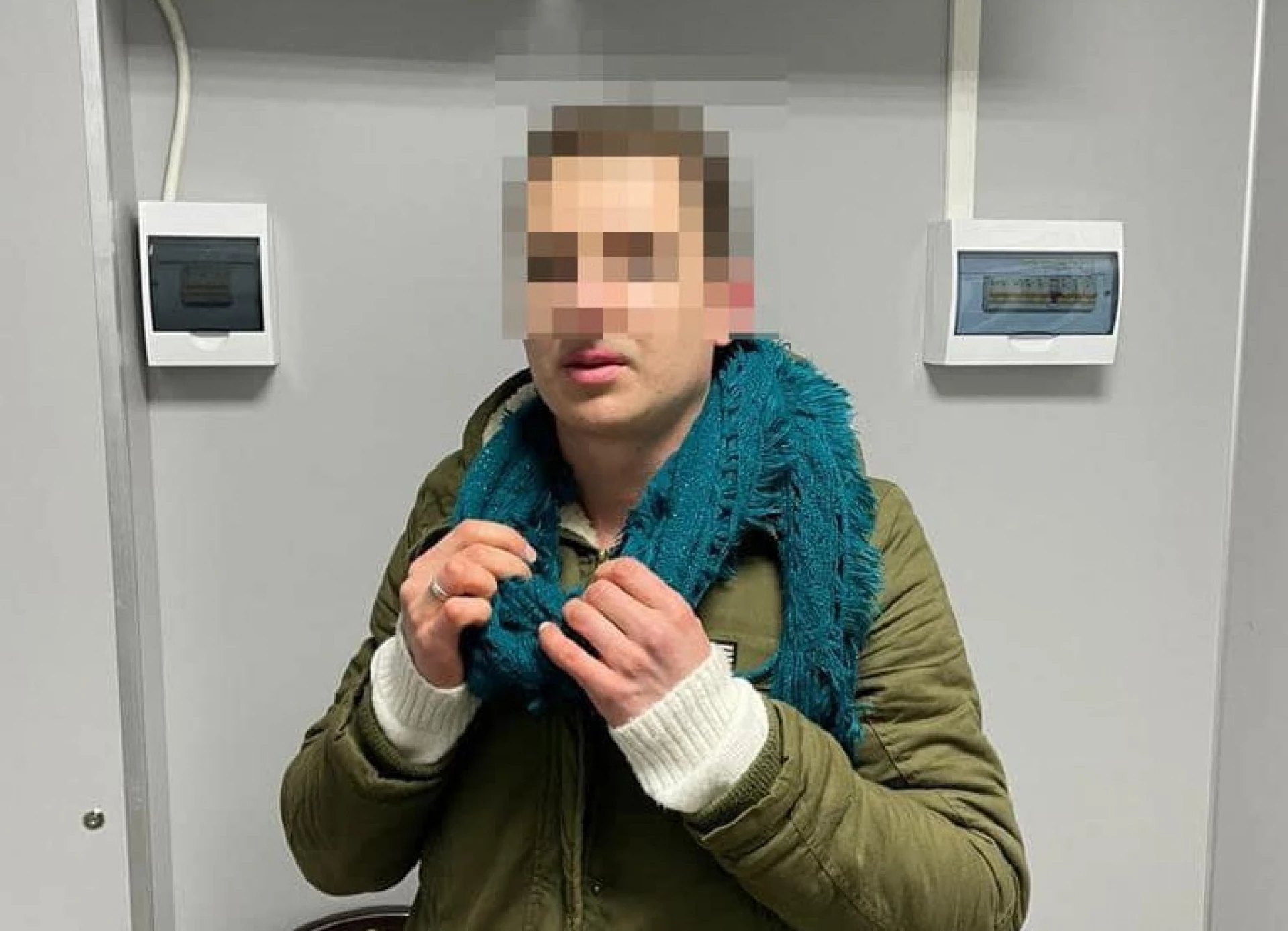 На кордоні затримали чоловіка у жіночому вбранні та з перукою