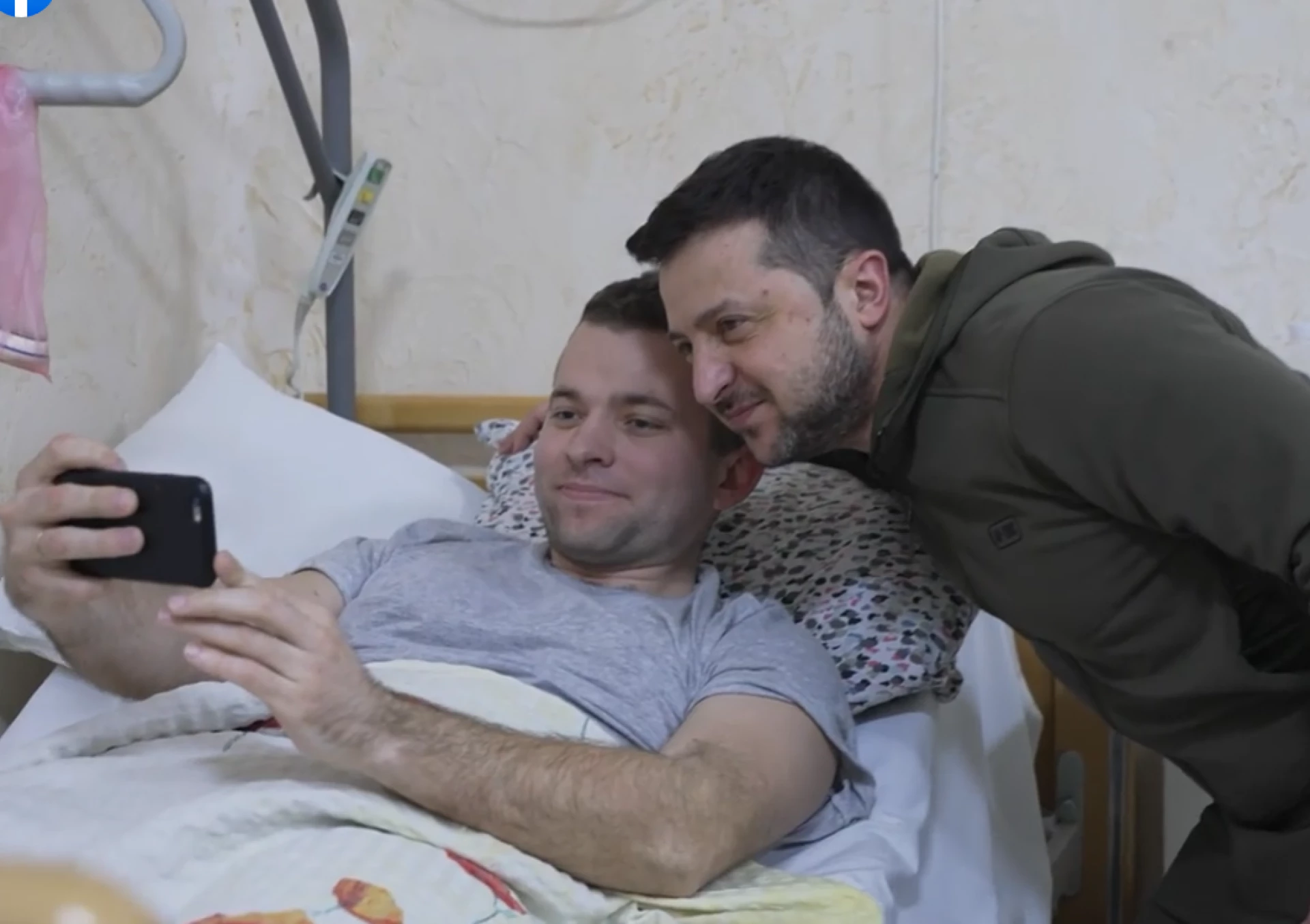 Зеленський відвідав у госпіталі поранених захисників України. Відео