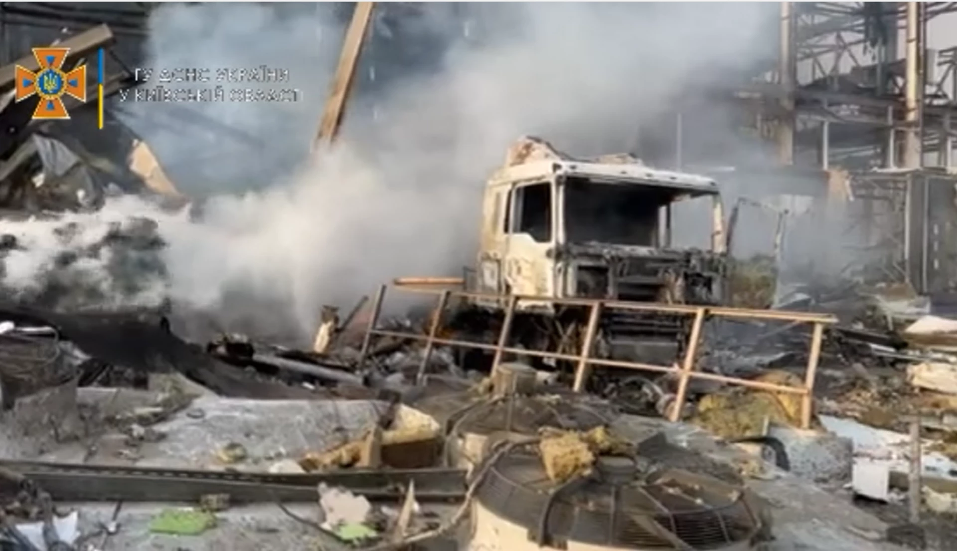 Рашисти обстріляли продуктові склади на Київщині. Виникла пожежа. Відео